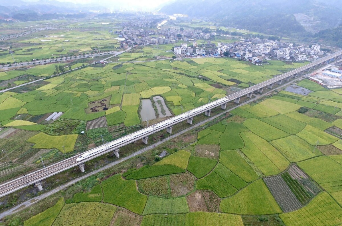 中国高铁为何很少走平地，高铁为啥建那么高