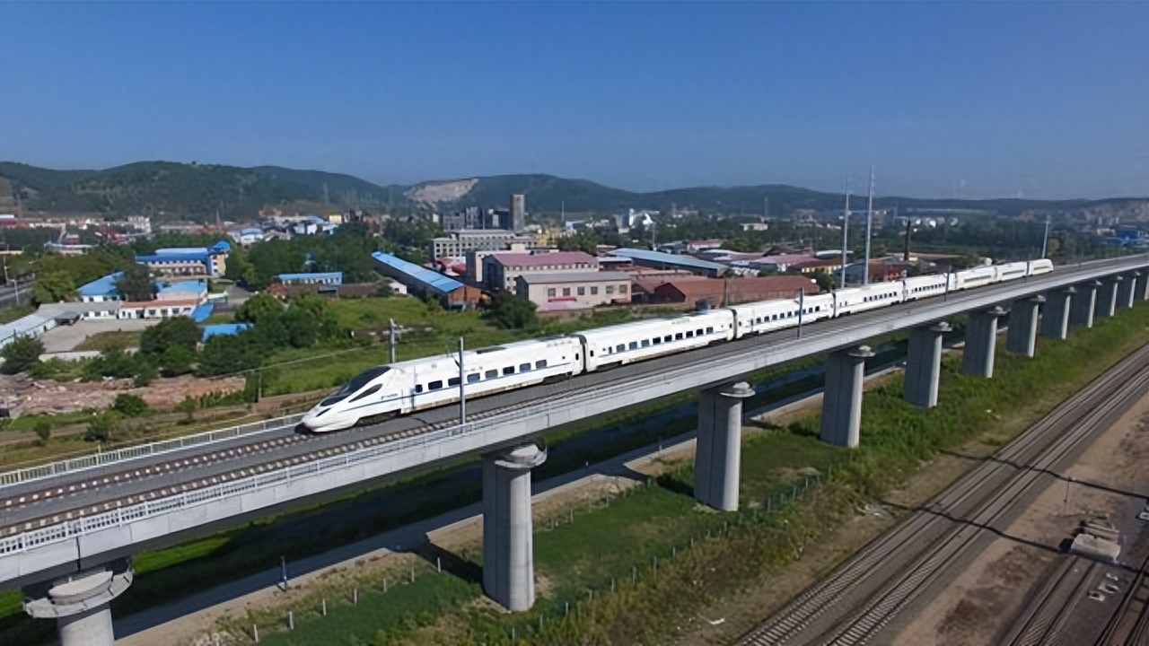 中国高铁为何很少走平地，高铁为啥建那么高