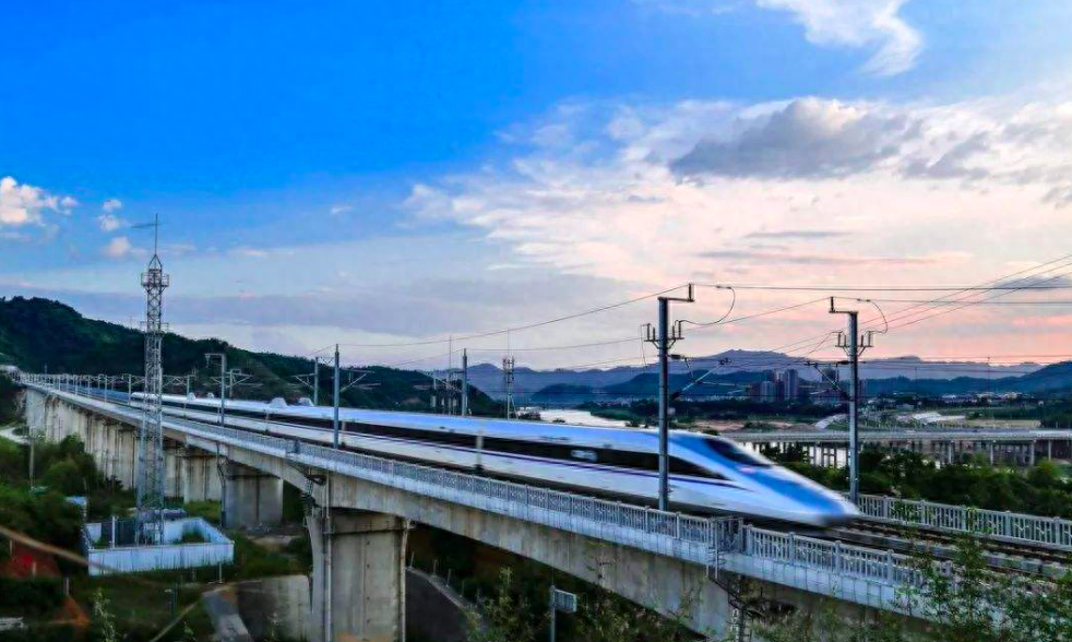 高铁为什么早上第一班是空车，高铁晚上12点后还跑吗
