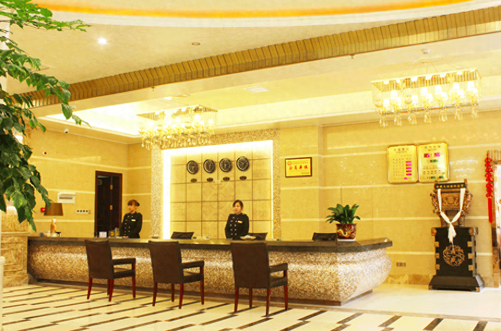 酒店前台工资为什么那么低，工资低为什么还有人做