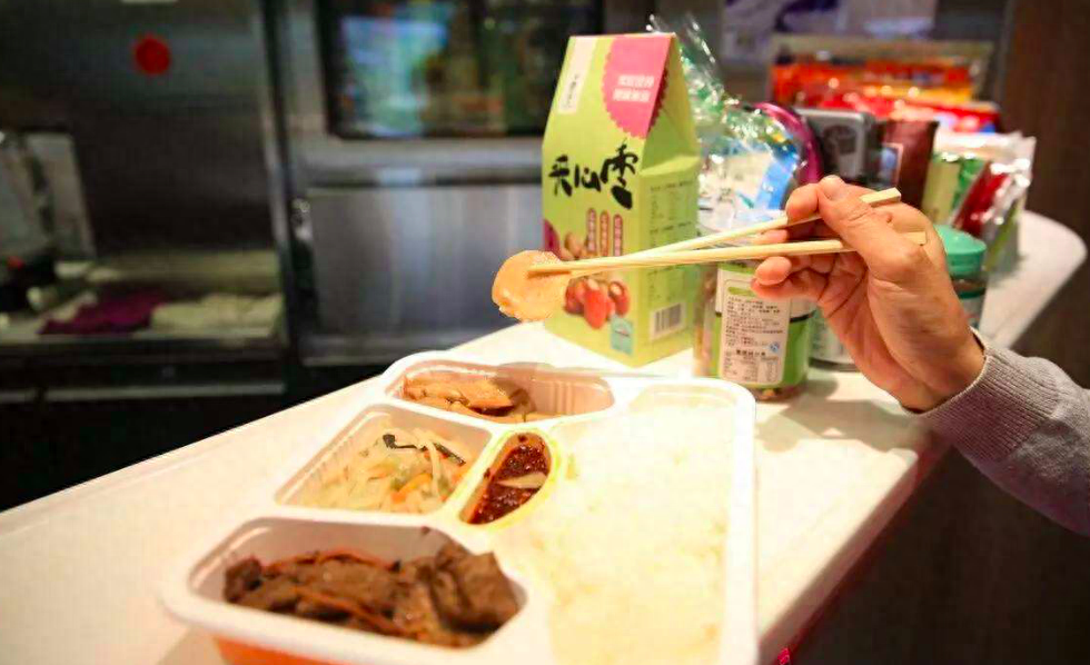 为什么飞机有飞机餐高铁没有，飞机餐食是主动给吗