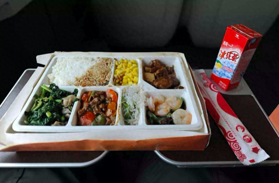为什么飞机有飞机餐高铁没有，飞机餐食是主动给吗