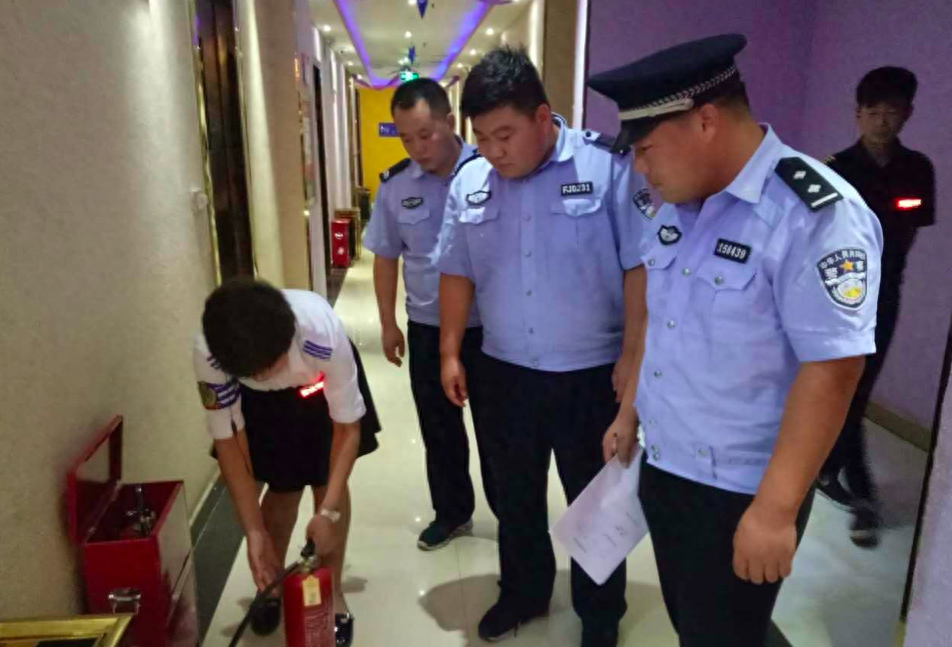 警察查宾馆怎么知道是情侣，警察怎么判断是不是情侣