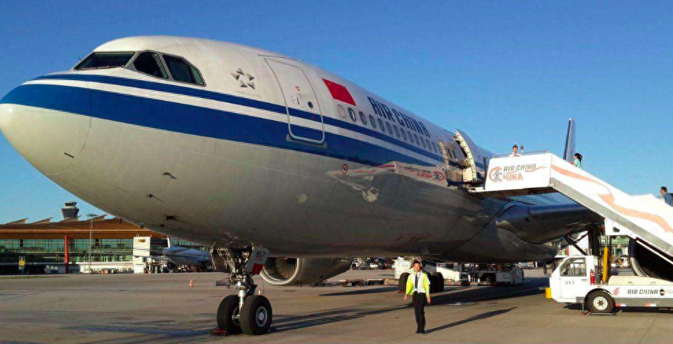 飞机降落之前为什么要盘旋，飞机在空中来回盘旋是干啥