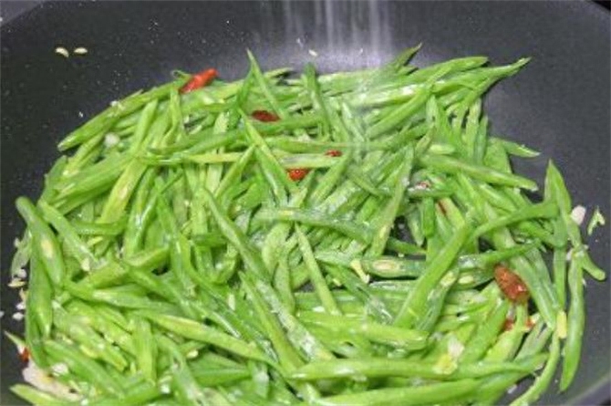 扁豆需要焯水后再炒吗，炒扁豆的教程