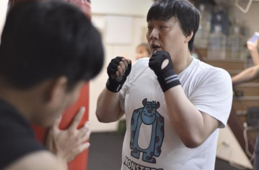 萧煌奇是瞎子吗，萧煌奇的眼睛是怎么失明的