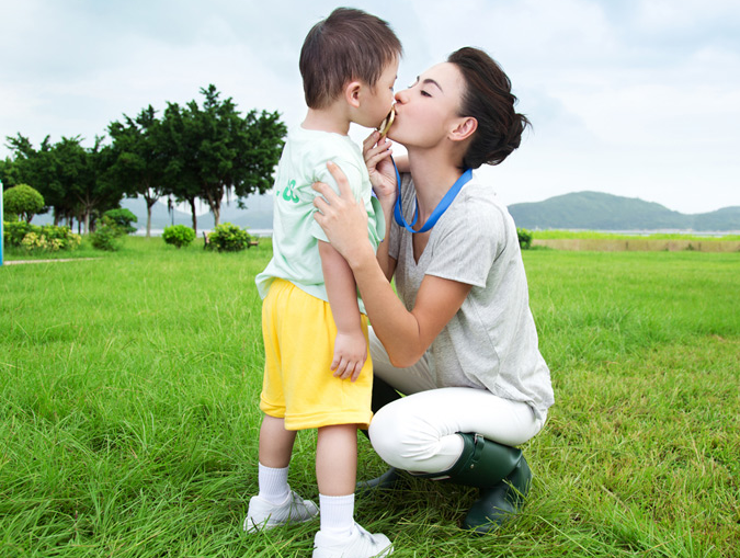梦见抱孩子什么意思，梦见抱孩子什么兆头
