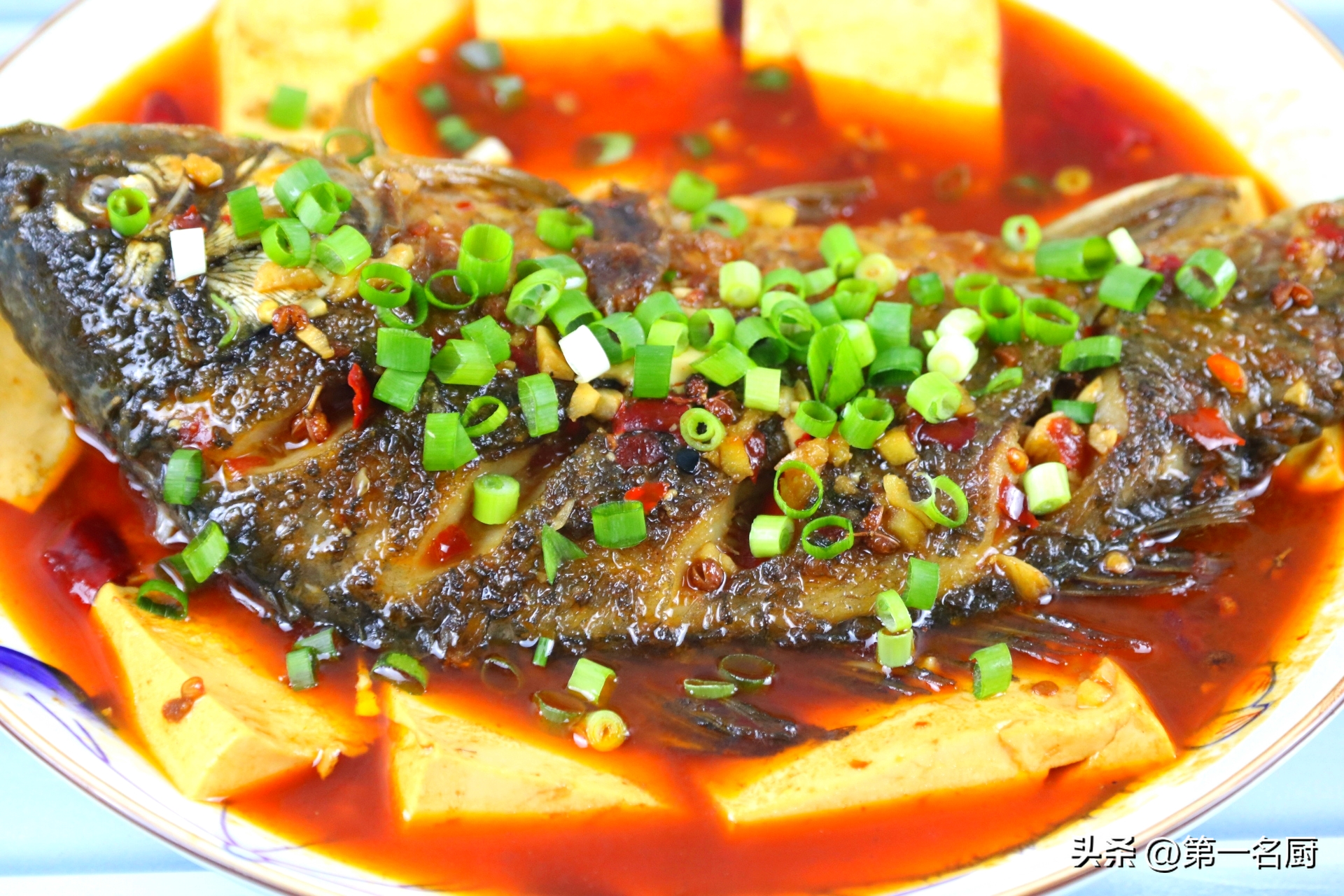 鲫鱼煎豆腐怎么做，鲫鱼煎豆腐的做法教程