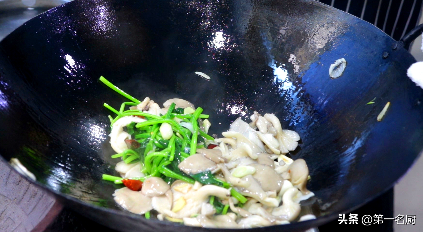 菠菜烧平菇怎么做，菠菜烧平菇的做法